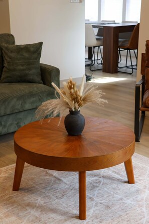 TV, fireplace, offices - SPORTstop - fun inside, and nearby! (Lincoln)