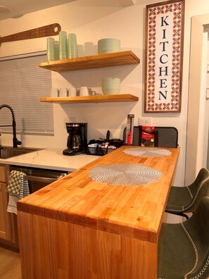 Fridge, microwave, oven, stovetop - SPORTstop - fun inside, and nearby! (Lincoln)