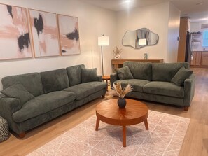 Televisio, takka, työhuone