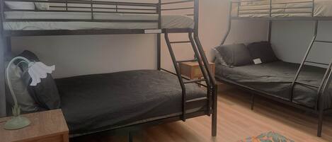 4 chambres, bureau, fer et planche Ă repasser, lit parapluie