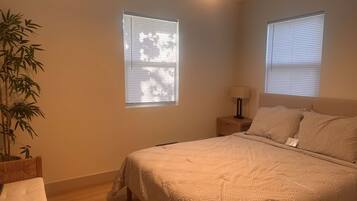 4 habitaciones, escritorio y tabla de planchar con plancha