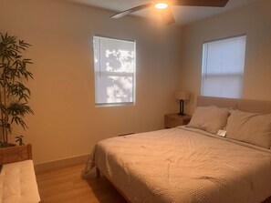 4 makuuhuonetta, työpöytä, silitysrauta/-lauta, vauvan matkasänky