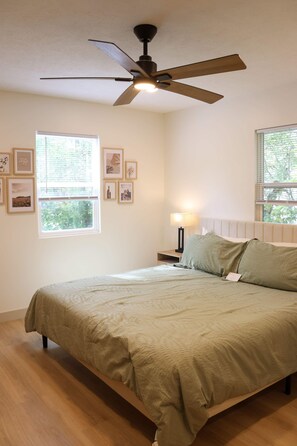 4 quartos, escrivaninha, ferros/tábuas de passar roupa, berço de viagem