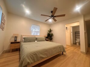 4 間睡房、書桌、熨斗/熨衫板、可攜式嬰兒床