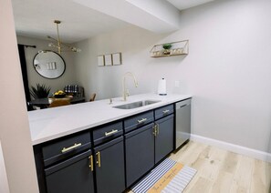 Fridge, microwave, oven, stovetop - Suite Dreams - Condo for 4 (Branson)