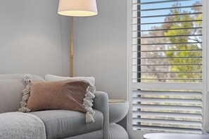 Smart TV, fireplace, table tennis, offices