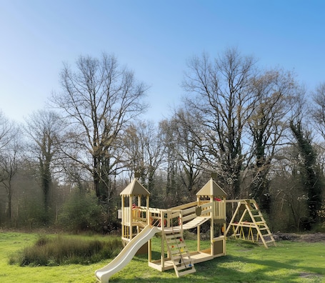 Espace pour enfants. Large House in the Heart of the Forest – 7 Suites / Large Dormitory