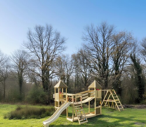 Large House in the Heart of the Forest – 7 Suites / Large Dormitory