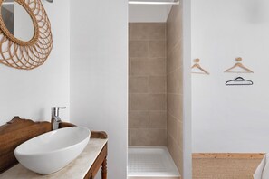 Douche, serviettes fournies