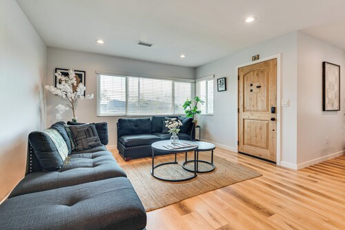 4 Mi to Sofi Stadium, Fenced Yard: Modern Retreat!
