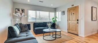 4 Mi to Sofi Stadium, Fenced Yard: Modern Retreat!