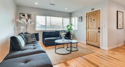 4 Mi to Sofi Stadium, Fenced Yard: Modern Retreat!