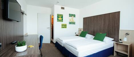 Herbergi með tvíbreiðu rúmi | Öryggishólf í herbergi, skrifborð, vinnuaðstaða fyrir fartölvur