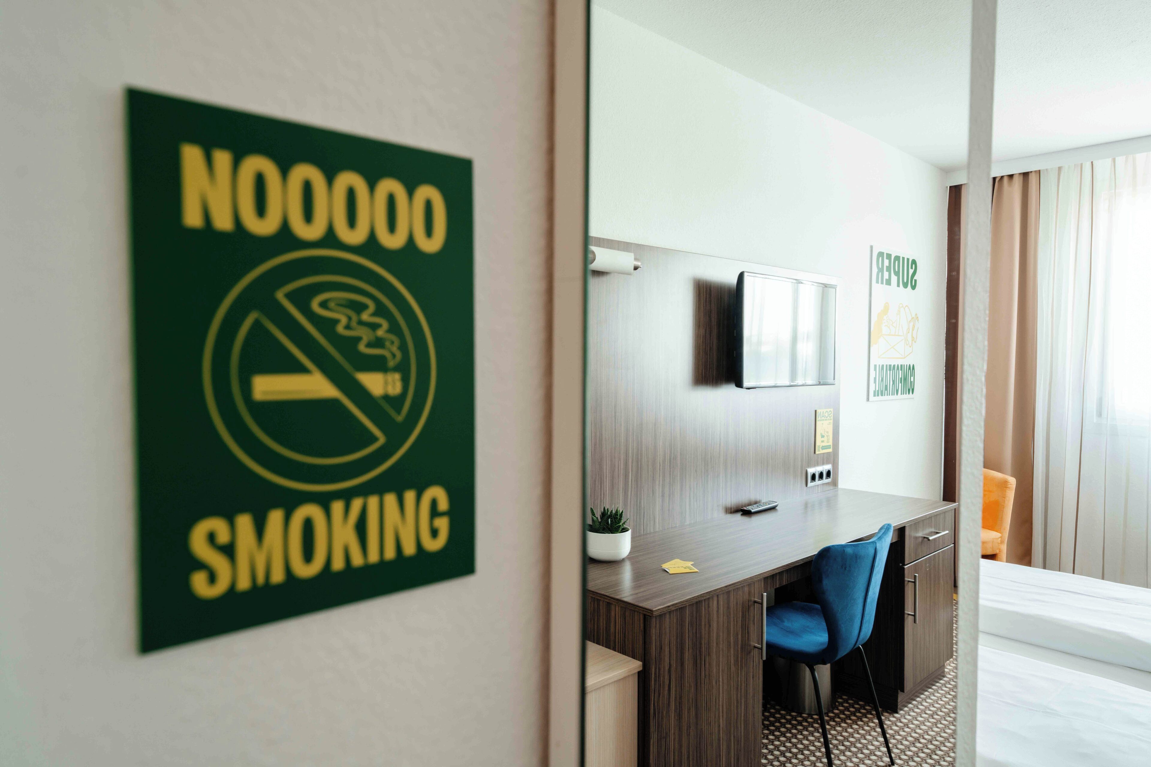 Een kluis op de kamer, een bureau, een laptopwerkplek, gratis wifi