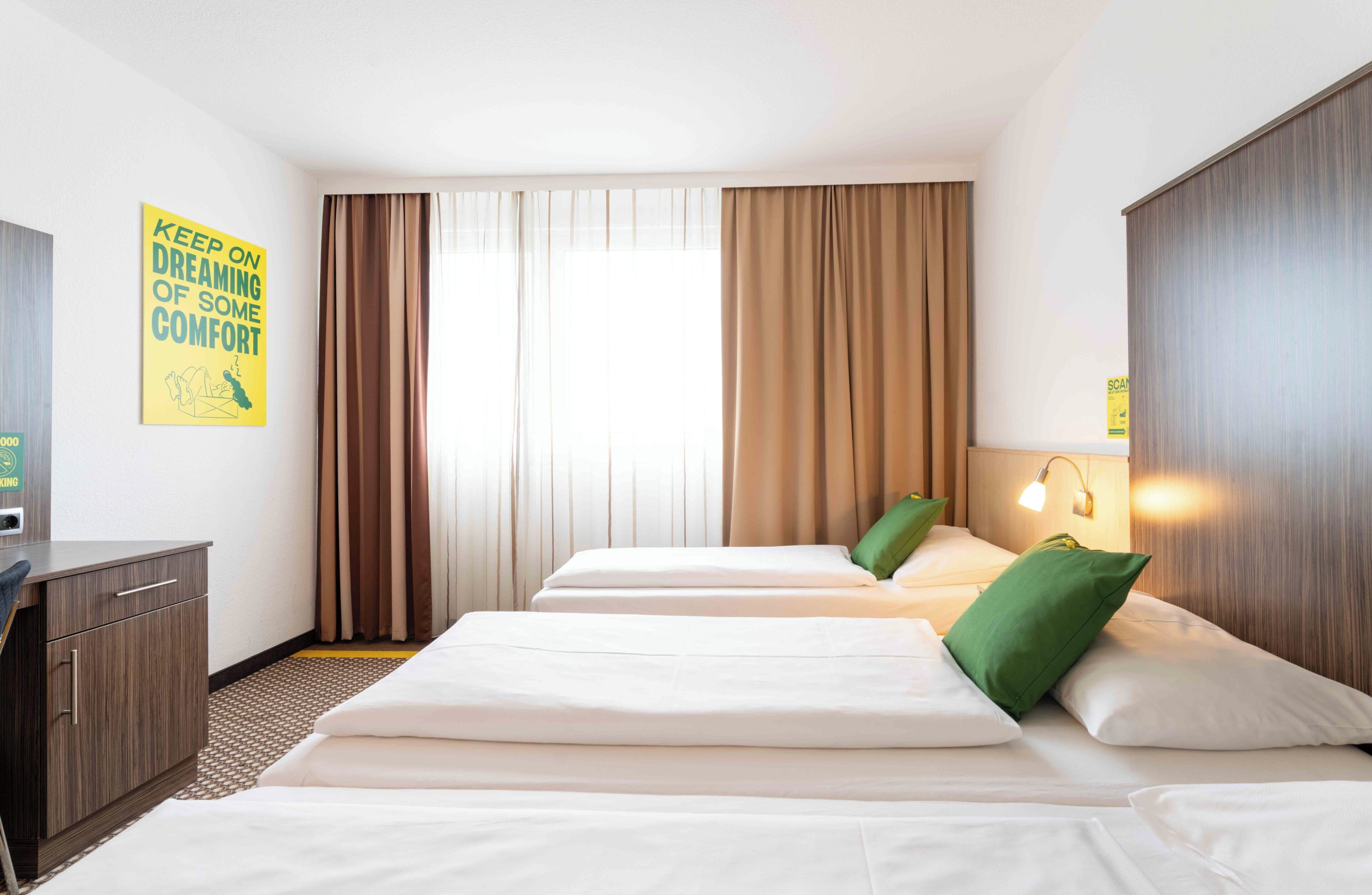 Dreibettzimmer | Zimmersafe, Schreibtisch, laptopgeeigneter Arbeitsplatz