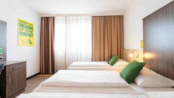 Dreibettzimmer | Zimmersafe, Schreibtisch, laptopgeeigneter Arbeitsplatz