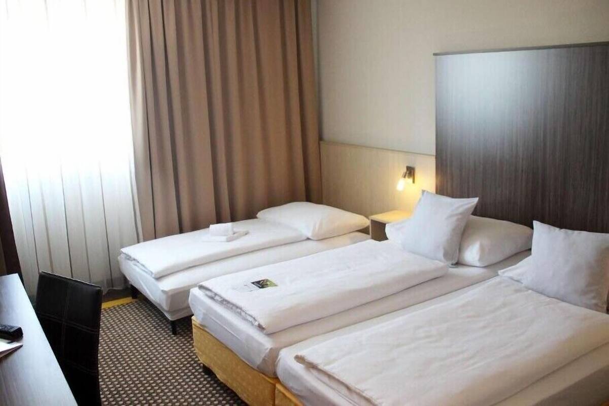 Triple Room | In-room safe, desk, laptop workspace, free WiFi