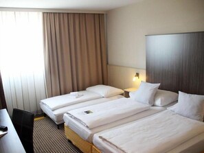 Triple Room | In-room safe, desk, laptop workspace, free WiFi - SLEEEP Hotel Vösendorf (Voesendorf)