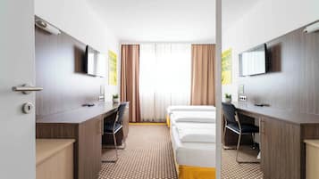Habitación triple | Caja fuerte, escritorio, espacio para trabajar con un portátil