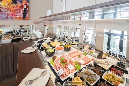 Desayuno buffet diario (EUR 13 por persona). SLEEEP Hotel Vösendorf