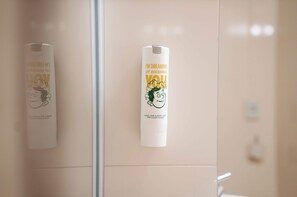 Secadora de cabello, toallas, jabón, shampoo 