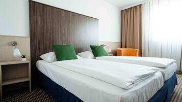 雙人房 | 客房內保險箱、書桌、筆電工作空間、免費無線上網