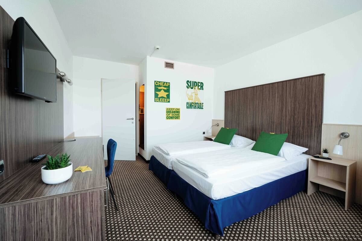 Double Room | In-room safe, desk, laptop workspace, free WiFi