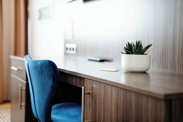 Een 32-inch flatscreentelevisie met satellietzenders