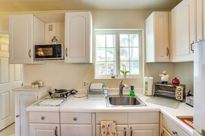 Apartment (0 Bedroom) | Interior - Cozy Couple's Oasis w/ Pool: 3 Mi to Disneyland! (Garden Grove)