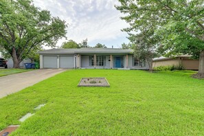 House (3 Bedrooms) | Interior - Near Shops & Eats: Commuter-friendly Fwtx Home (Fort Worth)
