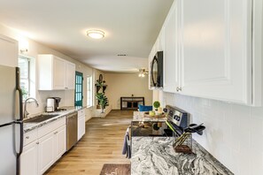 House (3 Bedrooms) | Interior - Near Shops & Eats: Commuter-friendly Fwtx Home (Fort Worth)