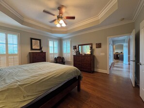 4 bedrooms, iron/ironing board, WiFi, bed sheets