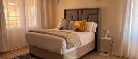 4 bedrooms, iron/ironing board, WiFi, bed sheets