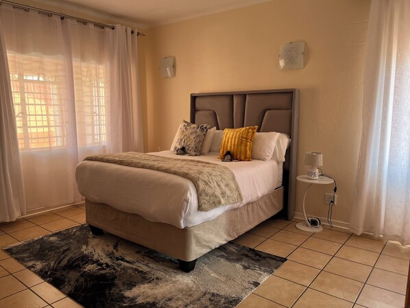 4 bedrooms, iron/ironing board, WiFi, bed sheets