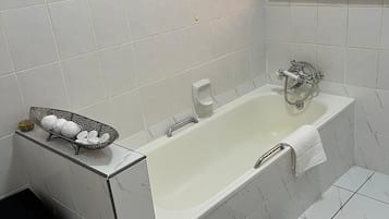 Een haardroger, handdoeken, zeep, toiletpapier