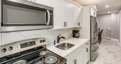 BBQ Ready: Historic Apt 3 Mi to Dtwn Manchester