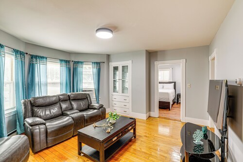 BBQ Ready: Historic Apt 3 Mi to Dtwn Manchester