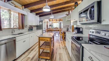 House (5 Bedrooms) | Interior