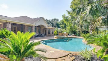 House (5 Bedrooms) | Interior