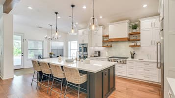 House (5 Bedrooms) | Interior