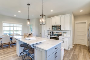 House (5 Bedrooms) | Interior