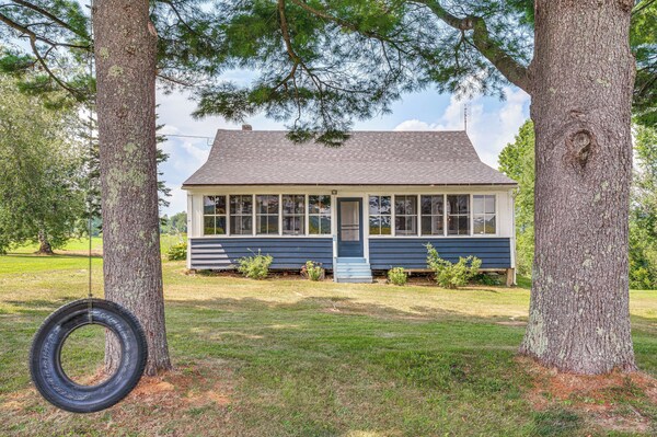 < 1 Mi To Lake: Mtn-view Cabin W/ Porch In Newport - Derby, VT