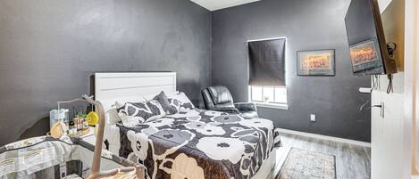 Une chambre à coucher avec un lit, un bureau et une chaise.