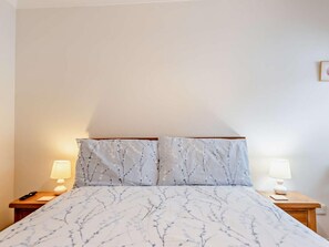 3 bedrooms, travel crib, internet, bed sheets