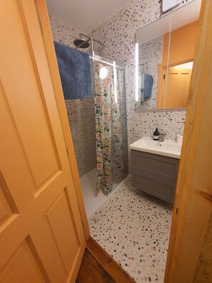 Douche, serviettes fournies, savon, papier toilette