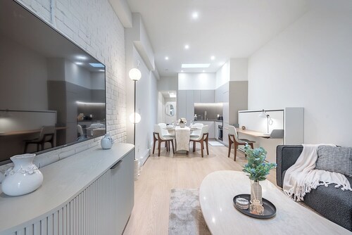 Downtown Core - Ultra Modern 1 Bedroom Apartment