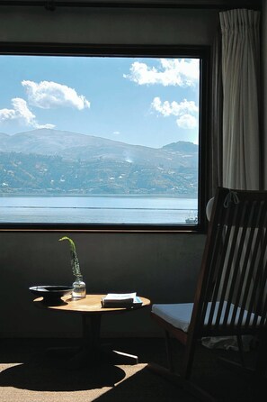 Dobbeltrom – standard, sjøutsikt | Skrivebord for bærbar PC, blendingsgardiner og lydisolert