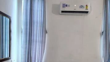 Deluxe Room, Air conditioning | Desk, rollaway beds, bed sheets