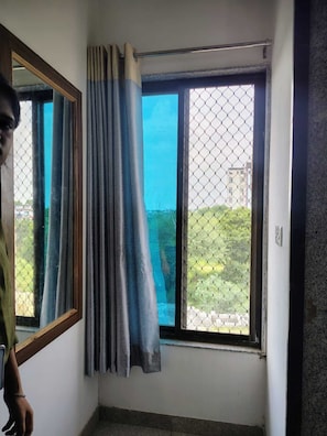 Quarto standard | Escrivaninha, camas extras/dobráveis (sobretaxa), roupa de cama