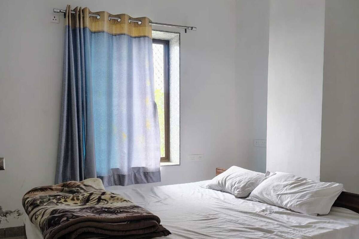 Kamar Standar | Meja kerja, tempat tidur lipat/tambahan, dan seprai linen